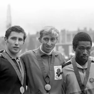 Juegos de la Mancomunidad, Edimburgo: Atletismo. Atletismo. David Hemery con medalla de oro después. Juegos de la Mancomunidad, Edimburgo: Atletismo. Atletismo. David Hemery con medalla de oro después.