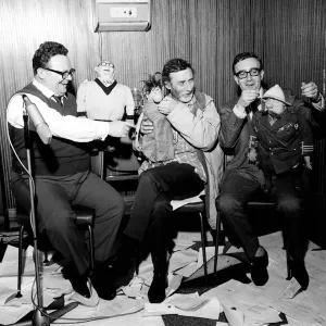 Les Goons. Harry Secombe, Spike Milligan et Peter Sellers tenant les marionnettes des tellygoons. Les Goons. Harry Secombe, Spike Milligan et Peter Sellers tenant les marionnettes des tellygoons.