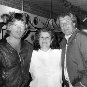 Les acteurs Robin Askwith (à gauche) et Gareth Hunt photographiés avec Francessca James à Giovannis. Les acteurs Robin Askwith (à gauche) et Gareth Hunt photographiés avec Francessca James à Giovannis.