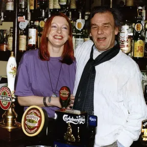 Keith Floyd Fernseh-Koch hinter der Bar im The Maltsters Arms in Nähe von Totnes, Devon Keith Floyd Fernseh-Koch hinter der Bar im The Maltsters Arms in Nähe von Totnes, Devon