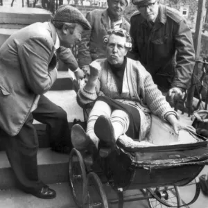 Nora Batty wird von Norman Clegg im Wagen getragen. Nora Batty wird von Norman Clegg im Wagen getragen.
