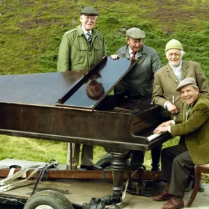 Norman Wisdom als Billy Ingleton, der Klavierspieler im britischen Fernsehsituationskomödiendrama bei der BBC. Norman Wisdom als Billy Ingleton, der Klavierspieler im britischen Fernsehsituationskomödiendrama bei der BBC.