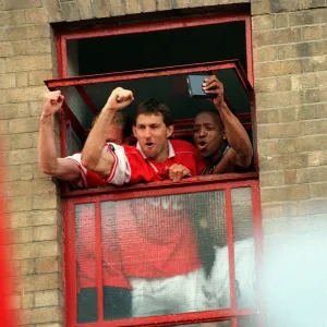 Ian Wright y Tony Adams jugadores del Arsenal, mayo de 1998, celebran ganar la FA Carling. Ian Wright y Tony Adams jugadores del Arsenal, mayo de 1998, celebran ganar la FA Carling.