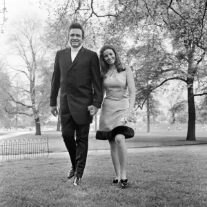 Novios recién casados Johnny Cash y June Carter en Londres, viernes 3 de mayo de 1968. Novios recién casados Johnny Cash y June Carter en Londres, viernes 3 de mayo de 1968.