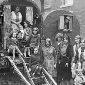 Familles de gitans en dehors de leurs caravanes à Yarm Fair en octobre 1931. Familles de gitans en dehors de leurs caravanes à Yarm Fair en octobre 1931.