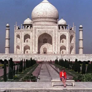 La princesse Diana est assise seule sur un siège devant le Taj Mahal à Agra, en Inde. La princesse Diana est assise seule sur un siège devant le Taj Mahal à Agra, en Inde.