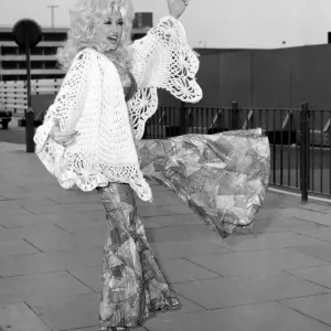 Dolly Parton vista aquí en el Aeropuerto de Londres 16 de abril de 1976 Título local Watscan. Dolly Parton vista aquí en el Aeropuerto de Londres 16 de abril de 1976 Título local Watscan.
