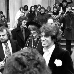 La cantante Georgie Fame se casa con la Marchioness de Londonderry el 25 de febrero de 1972. La cantante Georgie Fame se casa con la Marchioness de Londonderry el 25 de febrero de 1972.