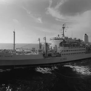 Navi RFA Fort Austin Ottobre 1985 rifornimento dell'incrociatore portaerei Invincible in. Navi RFA Fort Austin Ottobre 1985 rifornimento dell'incrociatore portaerei Invincible in.