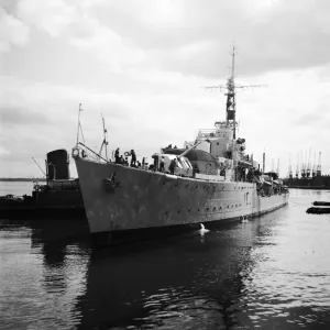 Crisi di Suez 1956 l'HMS Zenith a Southampton riceve controlli finali prima di essere. Crisi di Suez 1956 l'HMS Zenith a Southampton riceve controlli finali prima di essere.