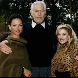 James Coburn attore americano si trova con le braccia intorno a Paula Murad sulla sua sinistra. James Coburn attore americano si trova con le braccia intorno a Paula Murad sulla sua sinistra.