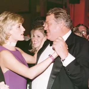 La principessa Diana balla con il milionario americano produttore di strumenti Michael Wilkie in un. La principessa Diana balla con il milionario americano produttore di strumenti Michael Wilkie in un.