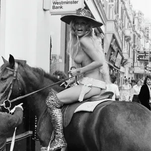 Fiona Richmond Attrice Cavalca a cavallo nuda attraverso Londra. Fiona Richmond Attrice Cavalca a cavallo nuda attraverso Londra.