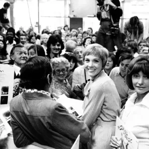 L'attrice Julie Andrews star del musical Julie Andrews visita una bottega di musica. L'attrice Julie Andrews star del musical Julie Andrews visita una bottega di musica.