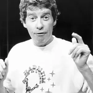 Michael Crawford attore e cantante indossa una maglietta Barnum. Michael Crawford attore e cantante indossa una maglietta Barnum.