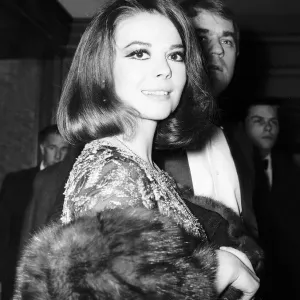 Natalie Wood arriva per la prima del Night Of The Generals. Natalie Wood arriva per la prima del Night Of The Generals.