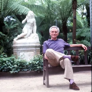 Terence Stamp seduto su un banco - luglio 1987. Terence Stamp seduto su un banco - luglio 1987.