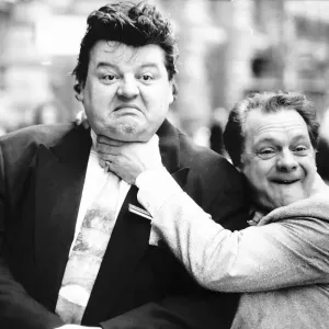 Robbie Coltrane actor y comediante con su co-estrella David Jason en una escena de DBase. Robbie Coltrane actor y comediante con su co-estrella David Jason en una escena de DBase.