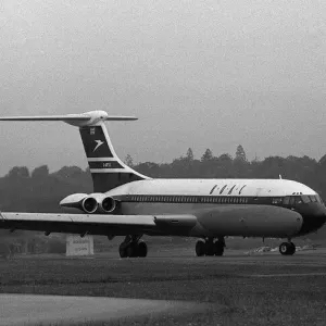 Un avión Vickers VC10 en colores de BOAC, en julio de 1962, rueda sobre la pista para. Un avión Vickers VC10 en colores de BOAC, en julio de 1962, rueda sobre la pista para.