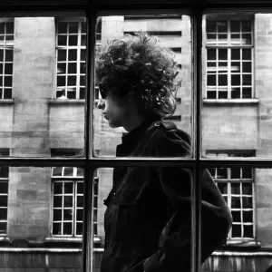 El cantante estadounidense Bob Dylan se fotografía caminando junto a una ventana de tienda durante su visita a Londres. El cantante estadounidense Bob Dylan se fotografía caminando junto a una ventana de tienda durante su visita a Londres.
