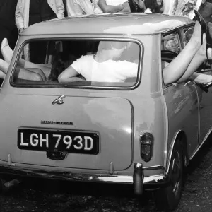 Quince chicas se apelotonaron en un coche mini en Londres en 1966. Quince chicas se apelotonaron en un coche mini en Londres en 1966.