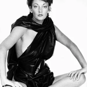 Sarah Douglas Actriz nueva Superbitch en Falcon Crest llevando un capa de cuero. Sarah Douglas Actriz nueva Superbitch en Falcon Crest llevando un capa de cuero.