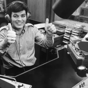 Tony Blackburn a los veintidós (22) ex DJ de Radio Uno. Tony Blackburn a los veintidós (22) ex DJ de Radio Uno.