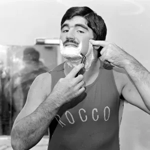 El luchador Mark Rollerball Rocco visto aquí tomando un afeitado antes de una pelea en noviembre de 1978. El luchador Mark Rollerball Rocco visto aquí tomando un afeitado antes de una pelea en noviembre de 1978.