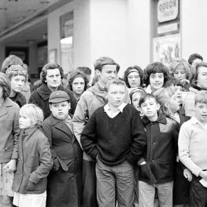 Los Beatles Noviembre 1963 Los fans de The Beatles esperan la llegada de la Banda en. Los Beatles Noviembre 1963 Los fans de The Beatles esperan la llegada de la Banda en.