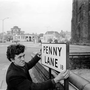 Bill Carrington sostiene la señal de Penny Lane en Liverpool, famosa gracias a The Beatles. Bill Carrington sostiene la señal de Penny Lane en Liverpool, famosa gracias a The Beatles.