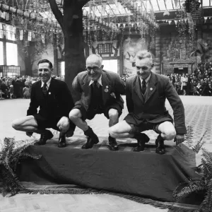 Una competencia de rodillas nudosas en un campamento de vacaciones Butlins 1947. Una competencia de rodillas nudosas en un campamento de vacaciones Butlins 1947.
