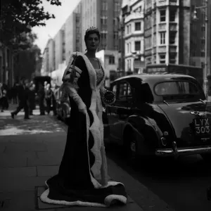 Señorita Fiona Campbell Walter, 19 años, lleva un traje de coronación baronesa debajo del cual lleva un Señorita Fiona Campbell Walter, 19 años, lleva un traje de coronación baronesa debajo del cual lleva un