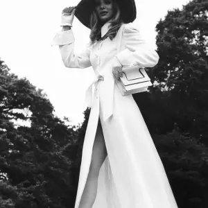 El modelo viste un largo abrigo blanco en Royal Ascot en junio de 1969 con sombrero flojo. El modelo viste un largo abrigo blanco en Royal Ascot en junio de 1969 con sombrero flojo.