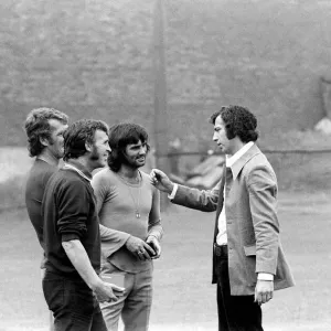 David Sadler discute avec George Best Alex Stepney Pat Crerand à Manchester United. David Sadler discute avec George Best Alex Stepney Pat Crerand à Manchester United.