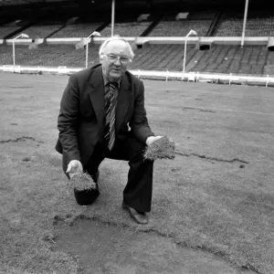 Le responsable du terrain de Wembley, Don Gallacher, inspecte les dégâts causés par les supporters écossais. Le responsable du terrain de Wembley, Don Gallacher, inspecte les dégâts causés par les supporters écossais.