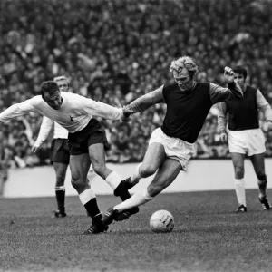 Bobby Moore del West Ham es derribado por el delantero de Tottenham Hotspur Jimmy Greaves durante. Bobby Moore del West Ham es derribado por el delantero de Tottenham Hotspur Jimmy Greaves durante.
