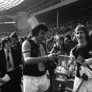 Trevor Brooking y Kevin Locke con la FA Cup 1975 después de que West Ham hubiera ganado. Trevor Brooking y Kevin Locke con la FA Cup 1975 después de que West Ham hubiera ganado.