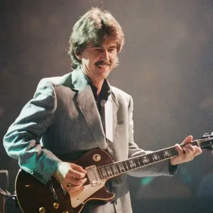 George Harrison ex Beatles tocando la guitarra en el concierto de Gary Moore en el Royal. George Harrison ex Beatles tocando la guitarra en el concierto de Gary Moore en el Royal.