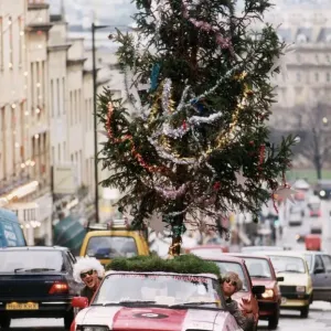 Ian Johnson conduce su Ford Capri con un árbol de Navidad en el techo del coche. Ian Johnson conduce su Ford Capri con un árbol de Navidad en el techo del coche.