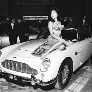 El modelo se drapeó sobre el capó de un Aston Martin DB5 en la British International Motor. El modelo se drapeó sobre el capó de un Aston Martin DB5 en la British International Motor.