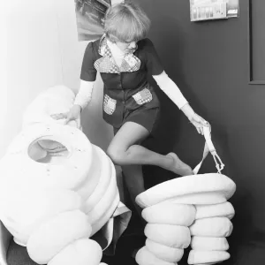 El modelo se ve aquí poniendo un traje de Michelin Man en la feria del automóvil de 1972 en Earls Court. El modelo se ve aquí poniendo un traje de Michelin Man en la feria del automóvil de 1972 en Earls Court.