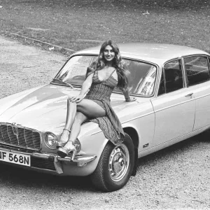 La modelo Reveille Marilyn Coles vista aquí posando con un Jaguar. La modelo Reveille Marilyn Coles vista aquí posando con un Jaguar.