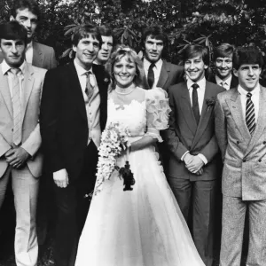 L'astre d'Aston Villa, Gordon Cowans et son épouse, Jackie, sont entourés d'amis de. L'astre d'Aston Villa, Gordon Cowans et son épouse, Jackie, sont entourés d'amis de.