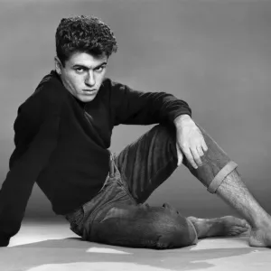 George Michael du duo adolescent Wham ! pose dans le studio. 30 octobre 1982. George Michael du duo adolescent Wham ! pose dans le studio. 30 octobre 1982.