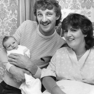 La nouvelle Bremner babe a fait un triplé familial pour le joueur du milieu de terrain. La nouvelle Bremner babe a fait un triplé familial pour le joueur du milieu de terrain.