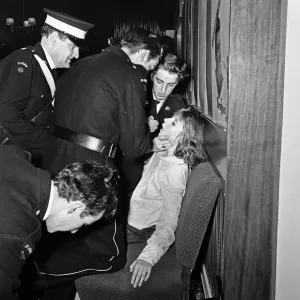 Une fan féminine s'est évanouie lors du concert des Rolling Stones au théâtre Belle Vue. Une fan féminine s'est évanouie lors du concert des Rolling Stones au théâtre Belle Vue.