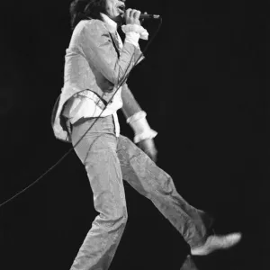 Le chanteur Mick Jagger des Rolling Stones vu ici sur scène à Earls Court. Le chanteur Mick Jagger des Rolling Stones vu ici sur scène à Earls Court.