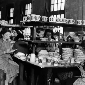 Les ateliers de poterie Maling, les femmes appliquant des transferts avant la prochaine couronnement royal. Les ateliers de poterie Maling, les femmes appliquant des transferts avant la prochaine couronnement royal.