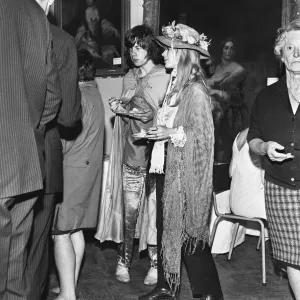 Mick Jagger et Marianne Faithfull sont visibles ici lors du dîner de la société Butler à Kilkenny. Mick Jagger et Marianne Faithfull sont visibles ici lors du dîner de la société Butler à Kilkenny.