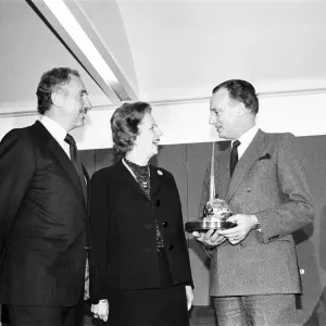 La Première ministre Margaret Thatcher présente le prix national Vala de l'. La Première ministre Margaret Thatcher présente le prix national Vala de l'.